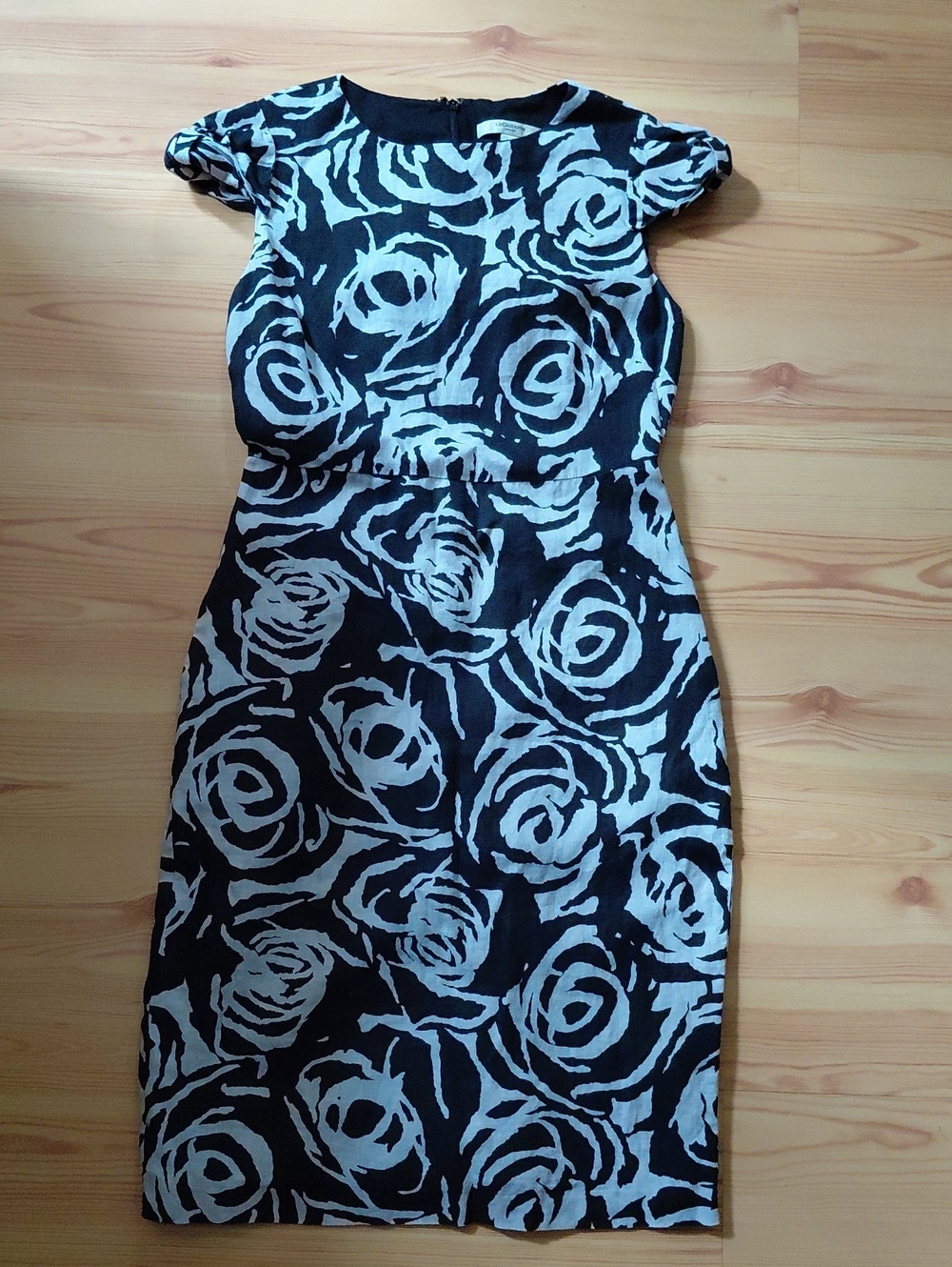 Liz Claiborne Midi Sheath Dress. 100% Linen dress with 100% Cotton lining.